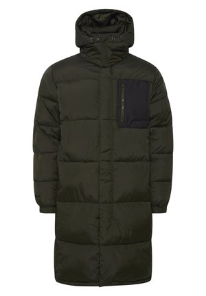 Cappotto lungo e imbottito di colore verde scuro. Presenta una tasca sul petto con zip nera, cappuccio e polsini elasticizzati. Texture liscia con finitura opaca.