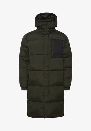 Cappotto lungo e imbottito di colore verde scuro. Presenta una tasca sul petto con zip nera, cappuccio e polsini elasticizzati. Texture liscia con finitura opaca.