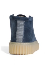 Baskets montantes en suede navy avec un panneau en maille grise texturée et une semelle en caoutchouc gomme, présentant un design strié pour une meilleure adhérence.