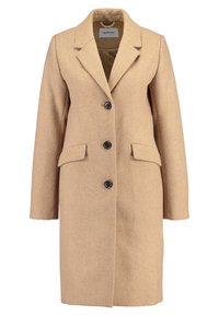 Cappotto di lana beige con colletto a falda, design monopetto, bottoni neri, due tasche frontali e texture liscia.