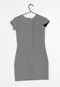 Schwarz-weißer gestreifter Kleid mit kurzen Ärmeln, taillierter Form und rundem Ausschnitt. Verfügt über eine Naht in der Mitte des Rückens und eine glatte Textur.