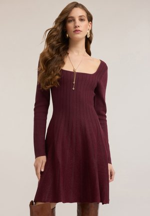 - Sukienka dzianinowa