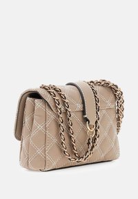 Borsa beige trapuntata con tracolla a catena, caratterizzata da cuciture a motivo a diamante e chiusura a patta. Materiale testurizzato che aggiunge interesse visivo.