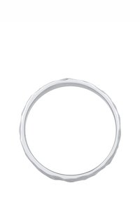 Silberner Ring mit glatter, polierter Oberfläche und gezacktem Rand, runde Form und minimalistischem Design. Keine Verzierungen oder Muster.