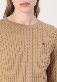 Tommy Hilfiger CABLE SWEATER - Pullover - safari