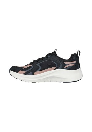 Scarpa sportiva nera con accenti rosa e grigi, tomaia in rete, suola intermedia bianca ammortizzata e suola esterna testurizzata per aderenza. Chiusura con lacci.