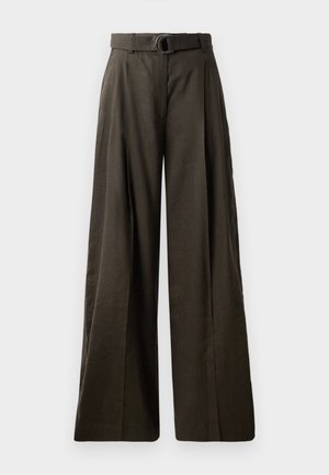 Hooggewaisted, wijde broek in donkerbruine stof met een soepel textuur. Bevat een bijpassende riem met een ronde gesp en geplooid ontwerp.
