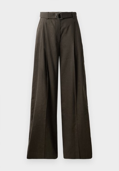 Högmidjade, vida byxor i mörkbrunt tyg med en slät yta. Inkluderar ett matchande bälte med en cirkulär spänne och veckad design.