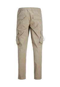 Beige cargo kalhoty s elastickým pasem, dvě zadní kapsy s klopou a dvě boční cargo kapsy, zobrazené ze zadní strany.