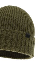 Berretto lavorato a maglia verde oliva con trama a coste, risvolto e piccola toppa con logo nero sul lato.