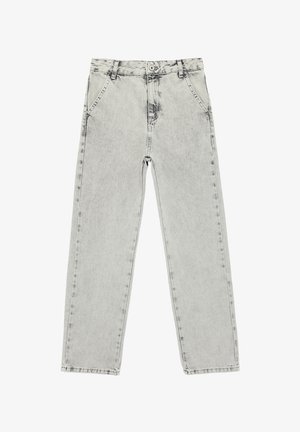 Jean denim gris clair taille haute avec fermeture à bouton et fermeture éclair, poches avant, et jambes droites, présenté à plat sur fond blanc.