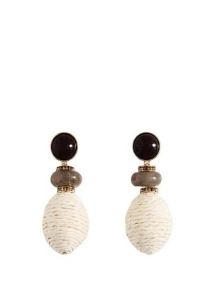 Tijă rotundă neagră conectată la o mărgea gri și cercei mari albi ovale texturate pe fundal alb.