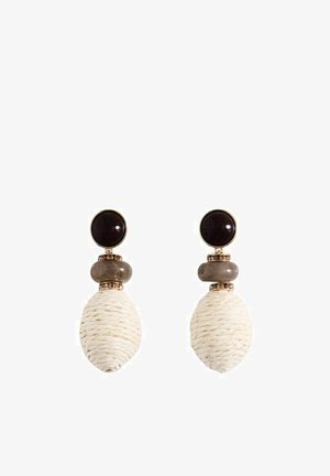 Runder schwarzer Nietenstecker, verbunden mit grauer Perle und großen strukturierten weißen ovalen Tropfenohrringen auf weißem Hintergrund.