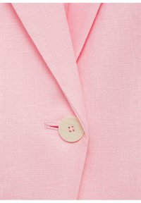 Světle růžový lněný blazer s vykrojeným límcem, texturovanou látkou a kulatým dřevěným knoflíkem s květinovým výřezem.