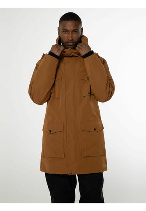 Parka marrón con un cuello alto, múltiples bolsillos frontales y detalles negros en los puños. Hecho de una tela lisa y resistente al agua.