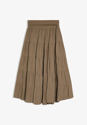 Brązowa, warstwowa spódnica midi z szerokim pasem i marszczonymi panelami tkaniny tworzącymi płynny, teksturowany wygląd.
