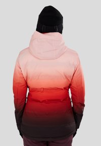 Rode en roze gradient pufferjack met een capuchon, voorzien van gequiltte secties en een zwarte gebreide muts. Glad textuur, nauwsluitende pasvorm en geen zichtbare logo's.