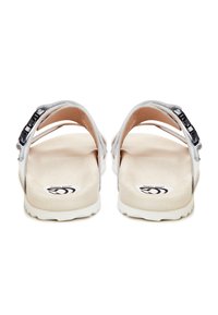 Grå og hvide sandaler med to justerbare stropper, blød beige fodseng og struktureret sål. Sort hardwaredetalje over stroppen.