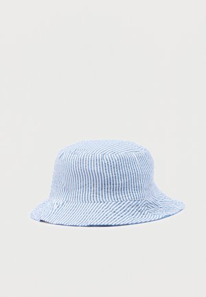 Καπέλο κουβάς από υφασμάτινη ρίγα σε ανοιχτό μπλε και άσπρο, με μαλακό, χαλαρό γείσο σε απλό φόντο.