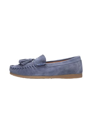 Blauwe suède slip-on loafer met kwastjes, gestikte mocassintoebox en bruine rubberen zool, zijaanzicht op witte achtergrond.