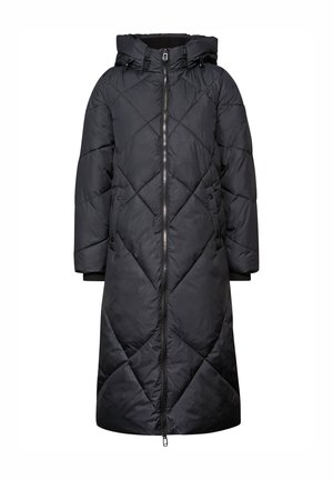 Long manteau d'hiver noir matelassé avec capuche, fermeture éclair à l'avant, deux poches latérales à boutons, et cordons de réglage sur la capuche.