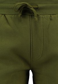 Zielone oliwkowe dresy z ribbowanym pasem i troczkami, z bocznymi kieszeniami oraz gładkim, miękkim materiałem.