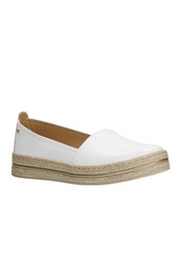 Chaussure blanc en cuir à enfiler avec une surface texturée, un bout arrondi et une semelle en jute tressé. L'intérieur présente une doublure beige.