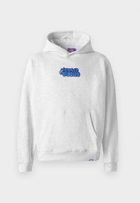 Sudadera gris de mezcla de algodón, con un logo bordado en azul en el pecho y un bolsillo frontal. Incluye una capucha con cordón.