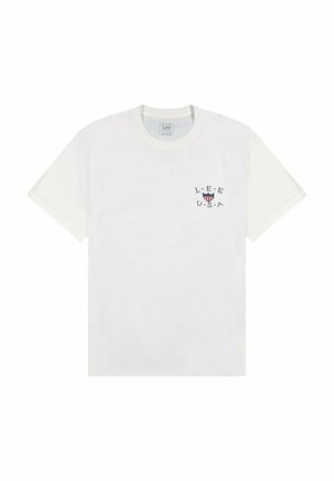 T-shirt bianca in cotone con colletto rotondo, maniche corte e una piccola grafica blu navy con la scritta "L.E.E. U.S.A." sul lato sinistro del petto.