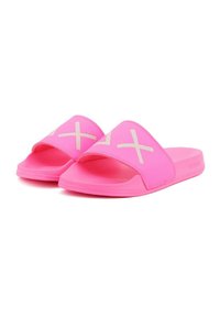 Le ciabatte rosa presentano un design open-toe con una superficie liscia e opaca e un motivo incrociato chiaro a contrasto sulla fascia superiore.