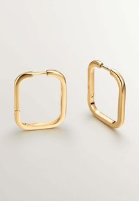 Pendientes cuadrados de metal dorado con un acabado liso y pulido, con bordes redondeados, que cuentan con una bisagra para facilitar su uso.