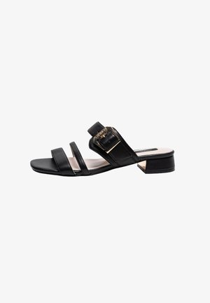 Zwarte lederen sandaal met drie smalle banden en een zijgesp. Heeft een lage blokhak en een gladde afwerking.