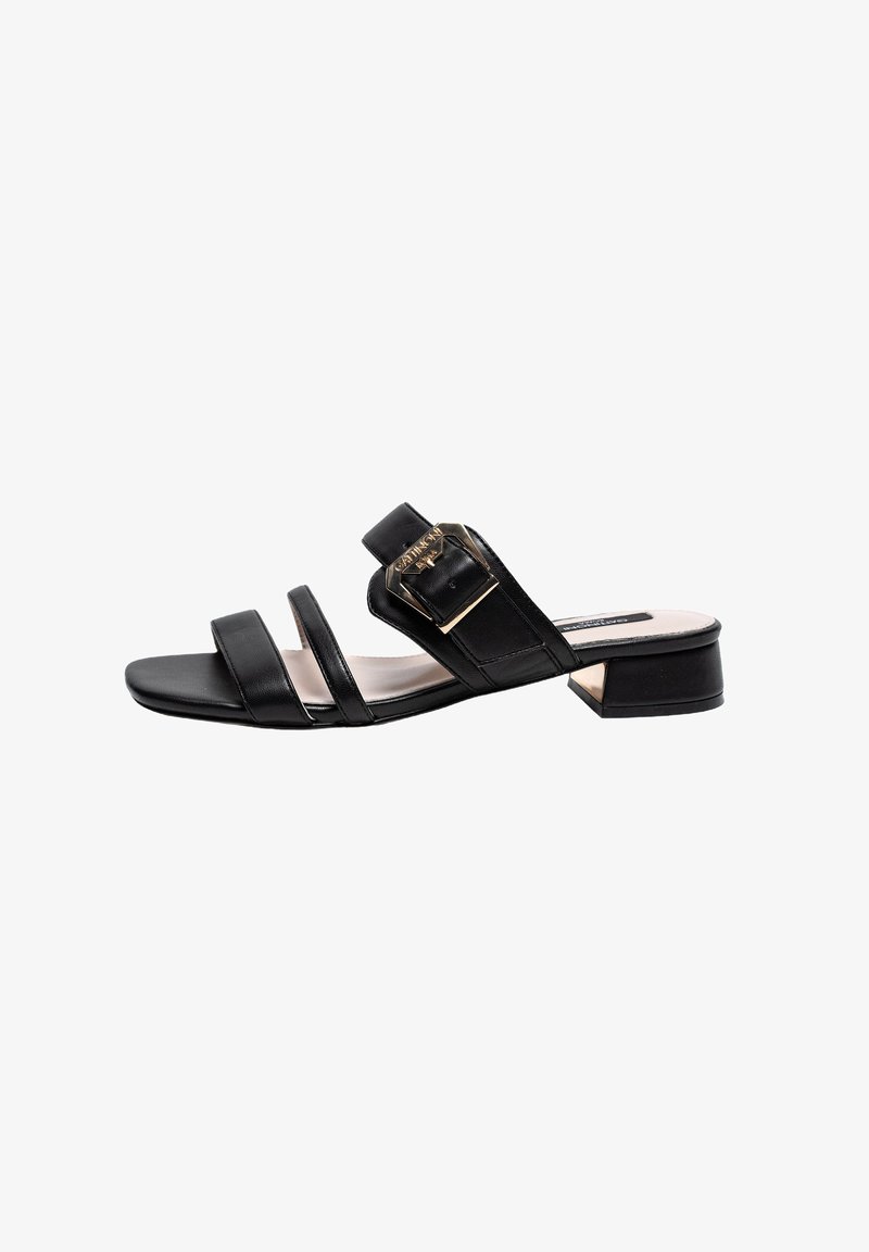 Czarne skórzane sandały z trzema wąskimi paskami i zapięciem po bokach. Posiadają niski blokowy obcas i gładkie wykończenie.