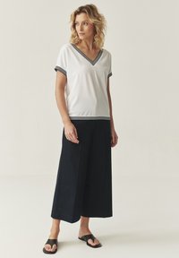 TATUUM KAJSALA - Nyomott mintás póló - white