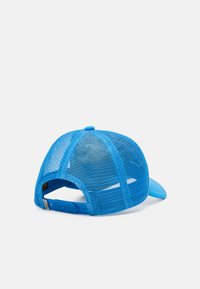 Gorra de malla azul con visera curva, correa ajustable y botón circular en la parte superior. El diseño de malla permite la transpiración.