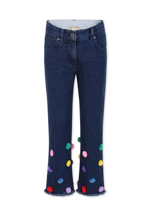 Jeans in denim blu scuro con orlo svasato, che presentano accenti colorati di pom-pom in rosa, verde, giallo e rosso lungo i bordi inferiori.