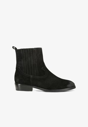 Stivale alla caviglia in suede nero con tacco basso a blocco, pannelli laterali elasticizzati, dettagli cuciti e una linguetta in tessuto sul retro.