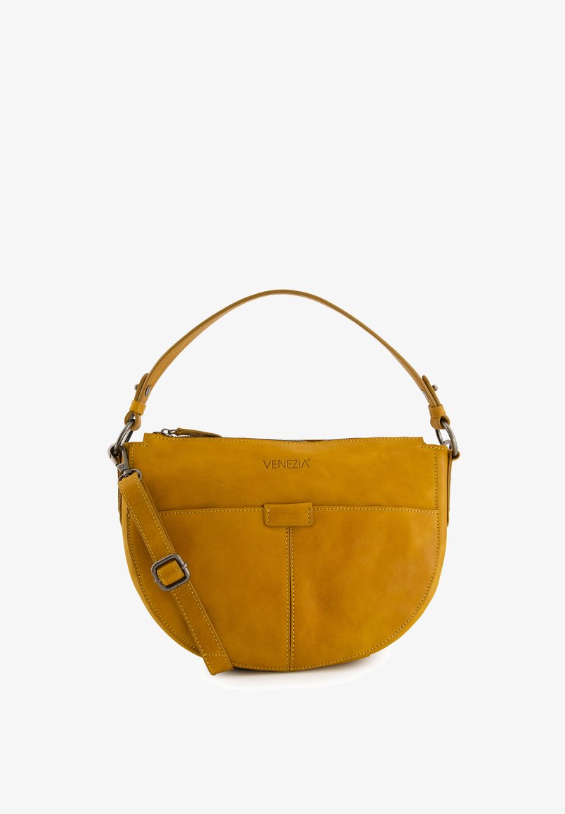 Sac à épaule en cuir jaune avec une forme courbée, bandoulière réglable et coutures bien marquées. Il dispose d'une poche avant et d'un logo.