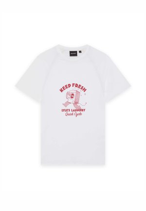 Hvid T-shirt med korte ærmer med rød grafik af en smilende vaskemaskine og teksten "Keep Fresh Lyle's Laundry Quick Cycle."