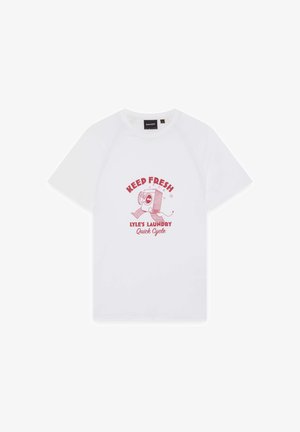 Biele tričko s krátkym rukávom a červenou grafikou usmievajúcej sa práčky a textom "Keep Fresh Lyle's Laundry Quick Cycle."
