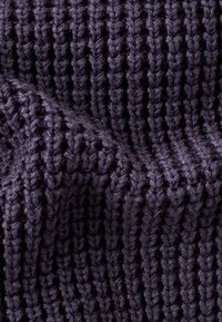 Mörklila stickad tyg med ribbat mönster, som har tydliga vertikala linjer och ett mjukt, tjockt utseende.