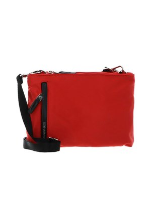 Sac bandoulière en nylon rouge avec une sangle noire, doté d'une fermeture éclair et d'une poche latérale zippée pour un rangement supplémentaire. Texture lisse, forme rectangulaire.