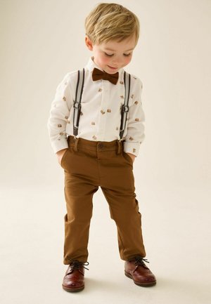 Next, REGULAR FIT - SHIRT TROUSERS BRACES & BOW TIE SET - Bukser - tan brown bear
