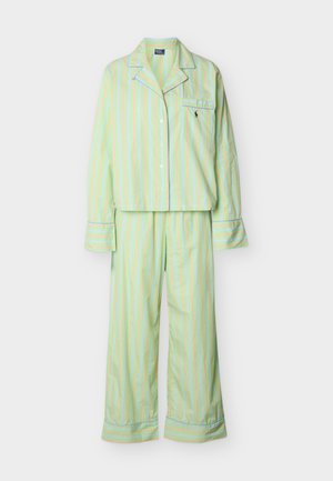 Gaiši zaļas krāsas garroku pidžamas komplekts ar pasteļtoņa vertikālām svītrām, pogām aizpogājams krekls ar krūšu kabatu un atbilstošām vaļīgām biksēm.