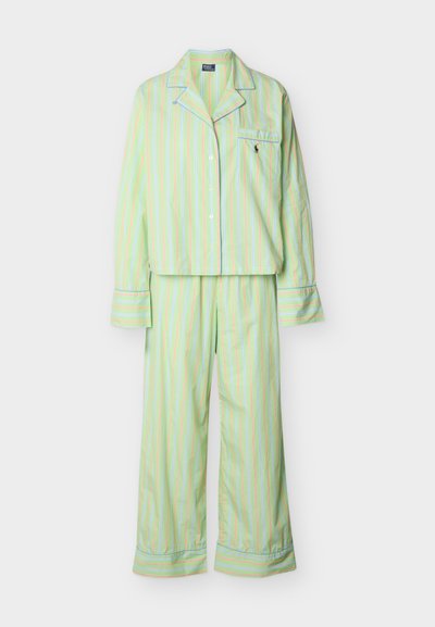 Σετ πιτζάμες σε ανοιχτό πράσινο χρώμα με μακριά μανίκια και κάθετες ρίγες σε παστέλ αποχρώσεις, πουκάμισο με κουμπιά και τσέπη στο στήθος, και ασορτί άνετο παντελόνι.