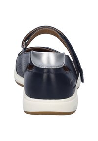Granatowe skórzane buty z srebrnym akcentem, z tylnym paskiem i perforowanym wzorem. Posiadają białą podeszwę z teksturowanym brązowym spodem.