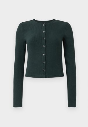 Mørkegrønn ribbet cardigan med lange ermer, rund halsutskjæring og knappestolpe foran, utstyrt med seks metallknapper.