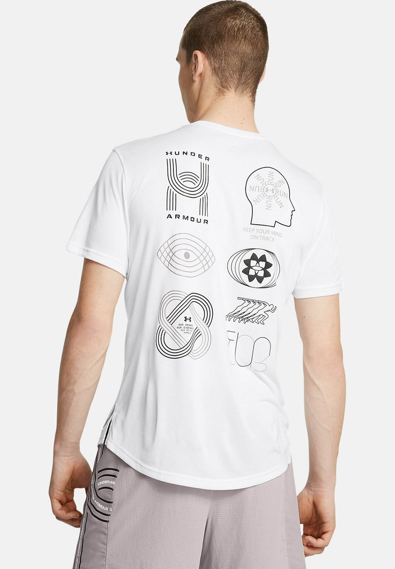 Valge lühikeste varrukatega t-särk, millel on erinevad mustad graafilised printimised, sealhulgas abstraktne kujundus ja tekst "Under Armour" seljal.