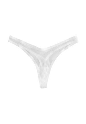 Valkoinen thong-alusvaate, joka on valmistettu läpinäkyvästä kankaasta. Siinä on minimalistinen muotoilu, jossa on V-muotoinen etuosa ja kapeat sivuolkaimet.