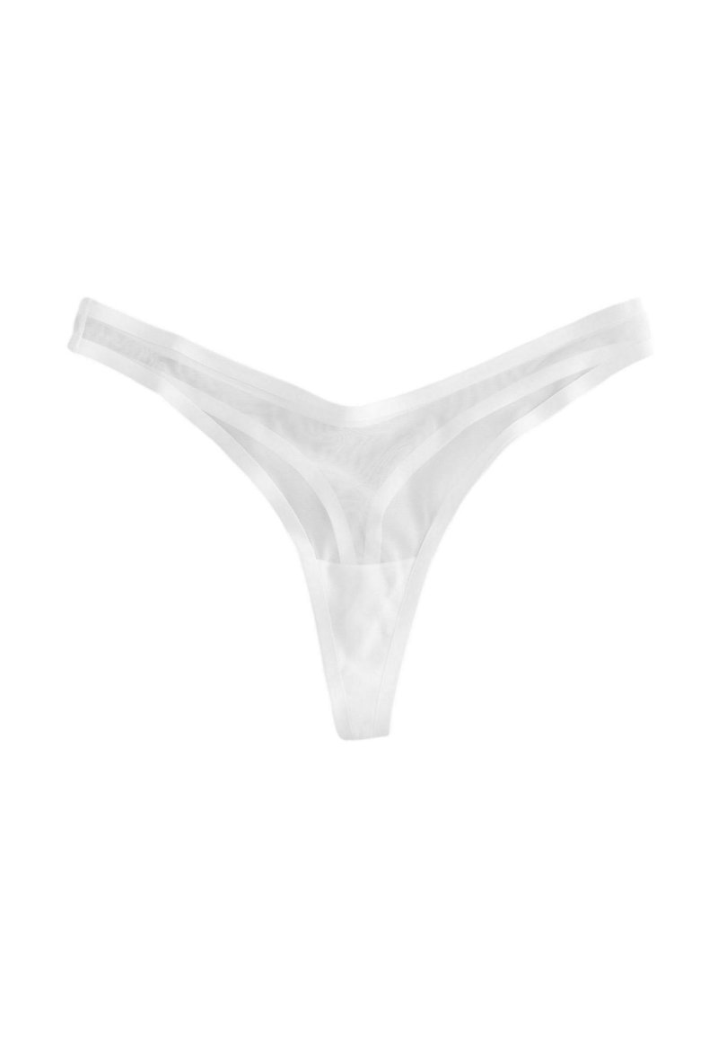 Hvide trådunderbukser lavet af gennemsigtigt stof, med et minimalistisk design med en V-formet front og smalle sidebånd.